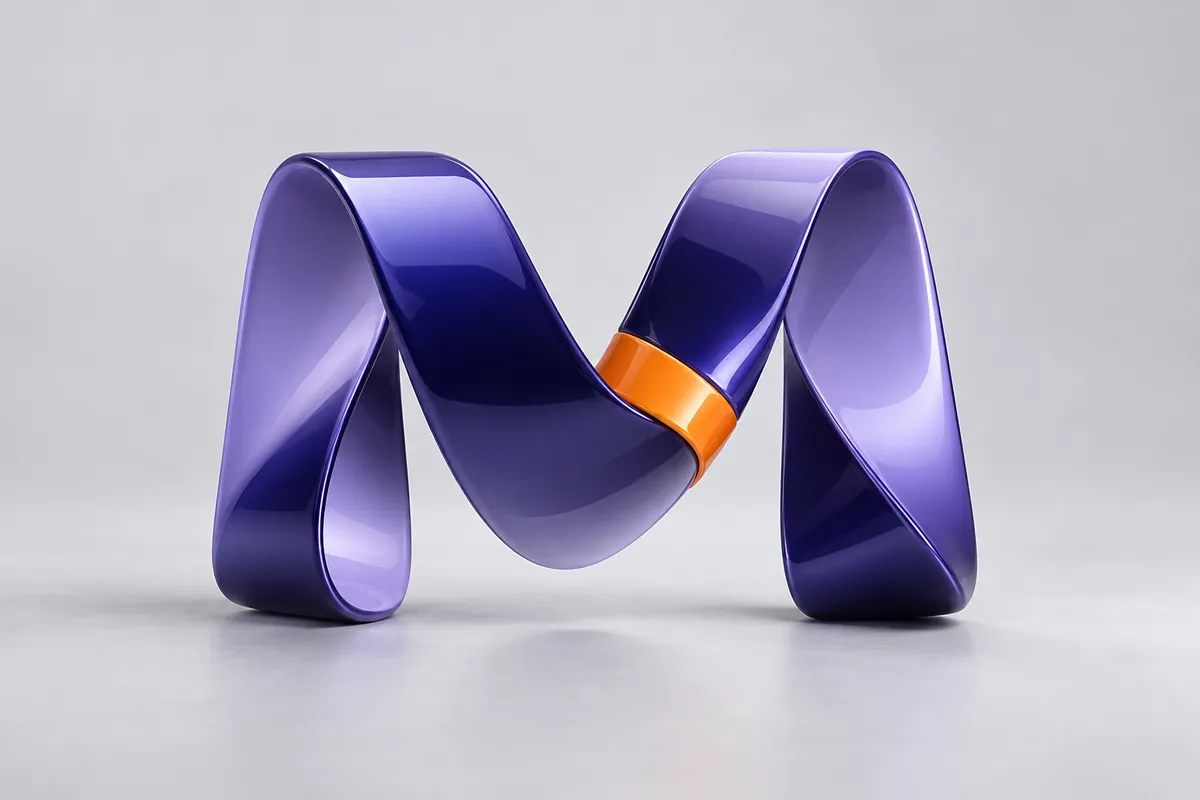 Escultura em forma de M com faixas violeta conectadas por uma peça laranja